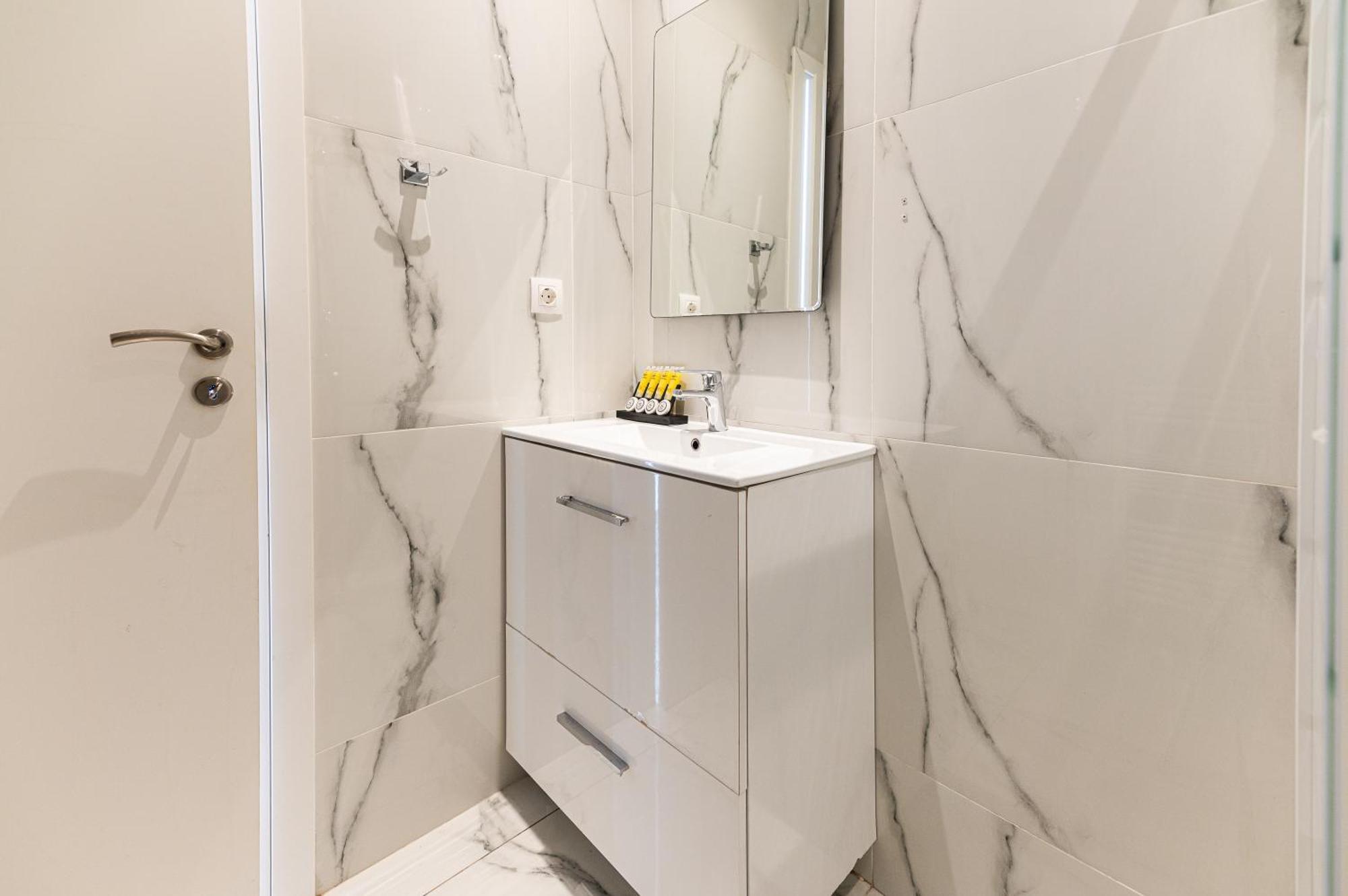 Stylish Spacious Apartment In Palaio Faliro Афины Экстерьер фото